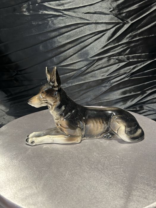 Porcelanowa figurka psa – sygnowana – dekoracyjna i kolekcjonerska