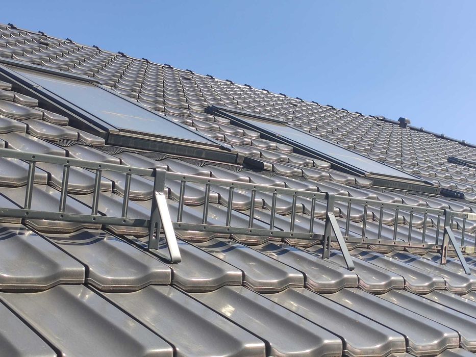 Montaż płotków przeciwśniegowych śniegołapów drabinek zabezpieczeń