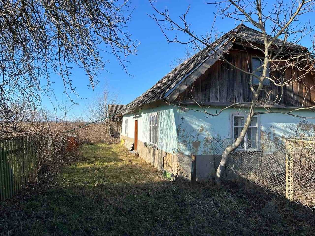Продається будинок та 2 земельні ділянки в селі Похівка.