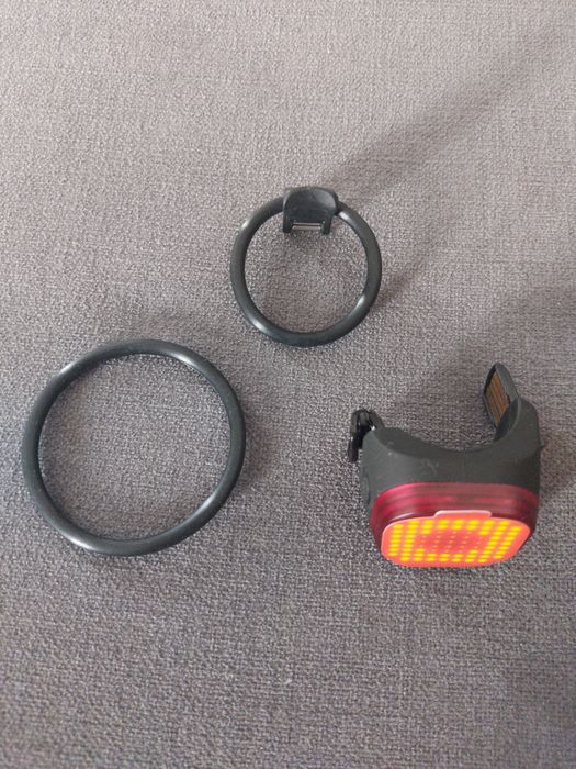 Lampka rowerowa Knog Blinder Mini Square tył widoczność 300 metrów USB