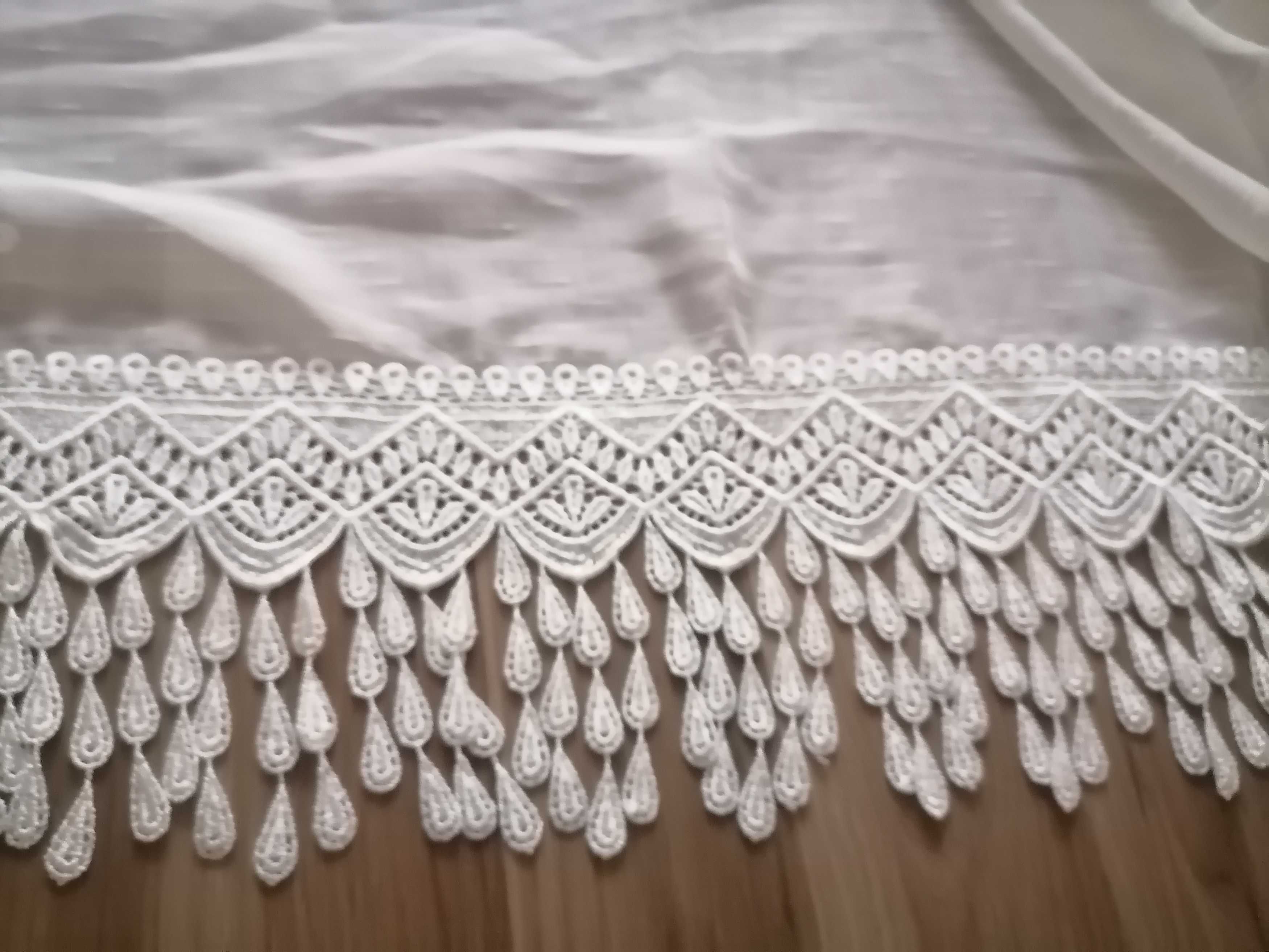Firanka ecri długa z ozdobna koronką