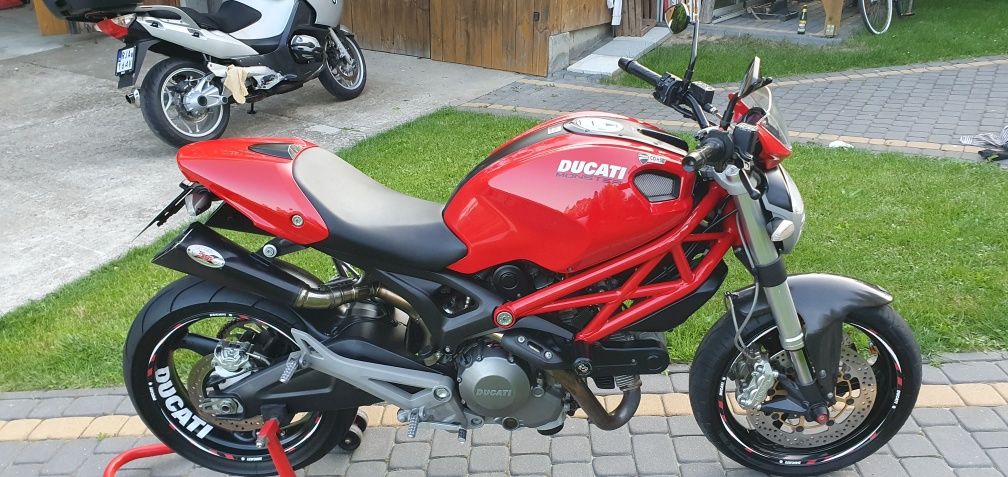 Ducati monster 696