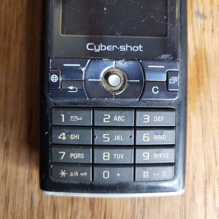 Stara komórka Sony Ericsson ¹⁹³