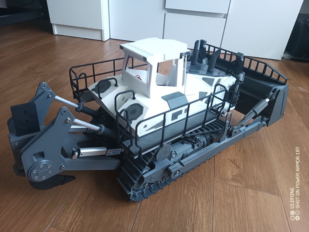 Model RC 1:14 liebherr 776 buldożer