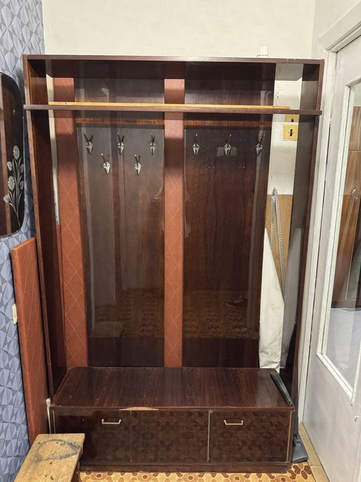 Прихожа, вішалка