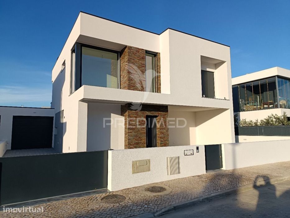 Moradia Isolada T3, c/Piscina e Garagem, em Azeitão