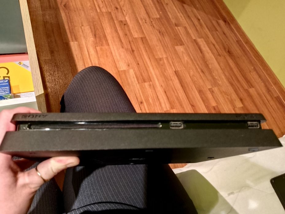 Sprzedam konsole PS4 slim