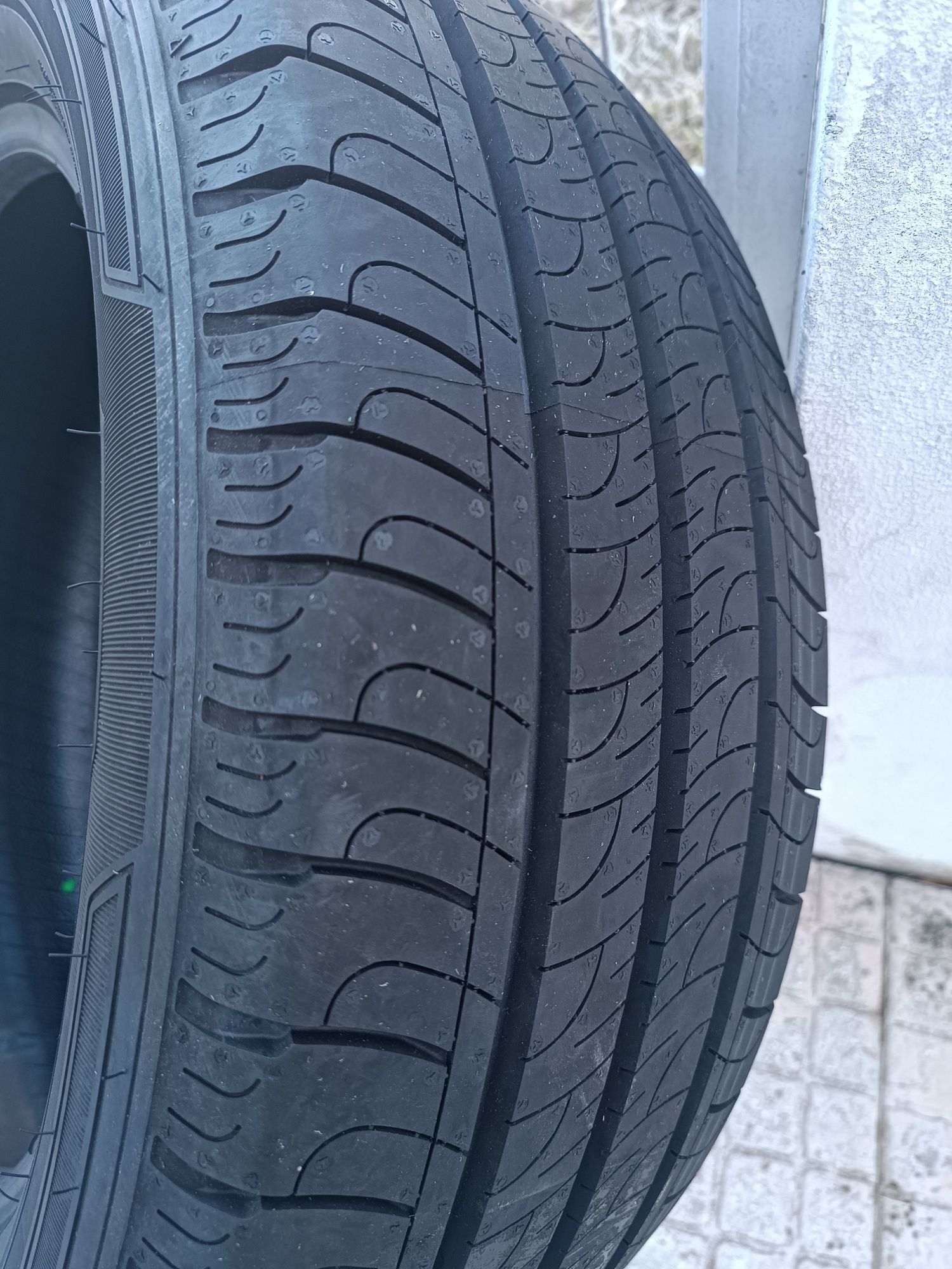 Novo Goodyear 215/60R17 C (Apenas 1 unidade)
55 €