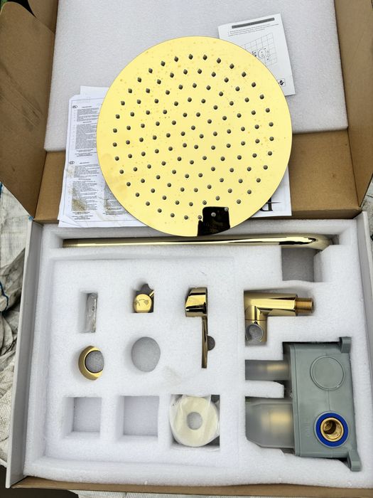 Sprzedam zestaw natryskowy potynkowy rea longo złoty .