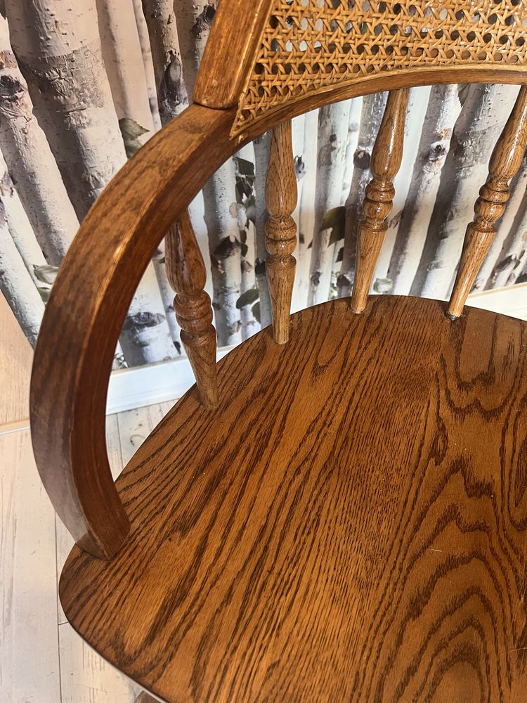 Fotel obrotowy drewniany z rattanem