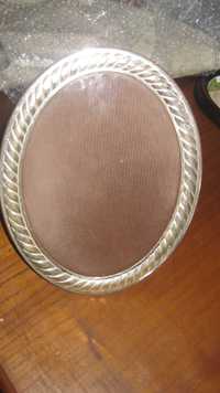 moldura oval em metal prateado.