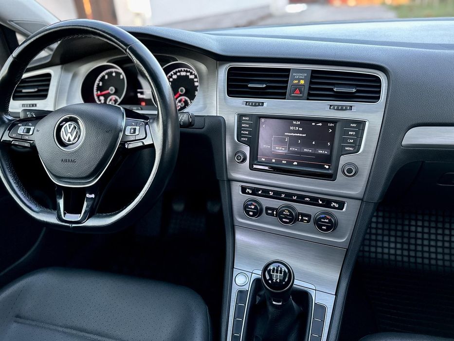 Volkswagen  Golf  2015 року.