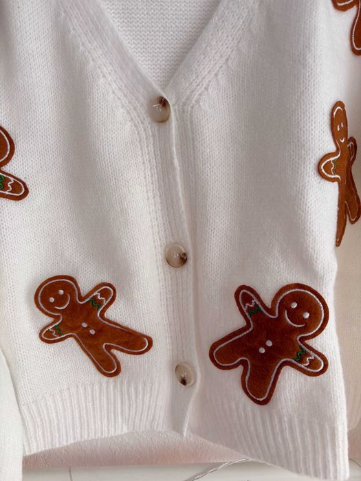 Świąteczny biały kardigan z pierniczkami – rozmiar S
