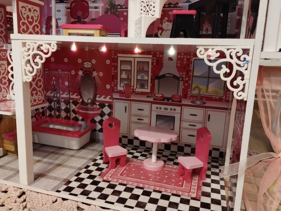 Drewniany domek dla lalek z mebelkami i światełkami