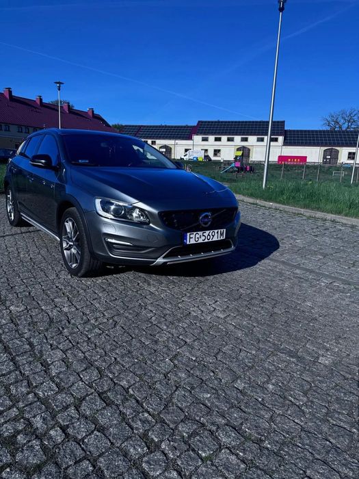 Volvo V60 Cross Country Piękne rodzinne auto bardzo oszczędne a za razem dynamiczne.