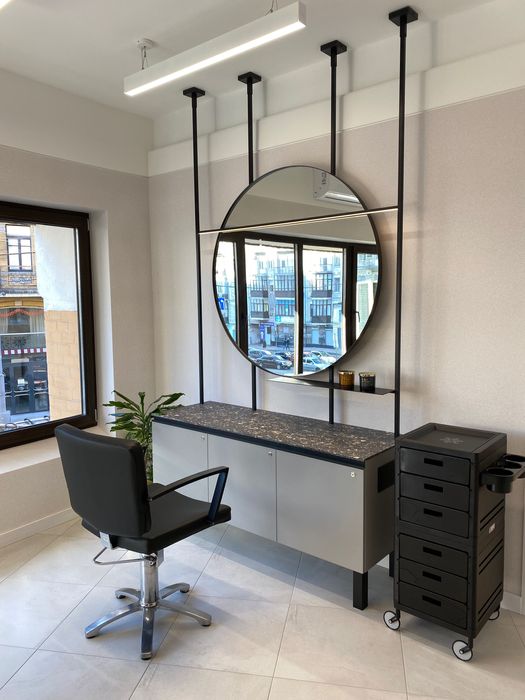 Перукарське крісло в vip залі  в центрі міста. Світло є!!