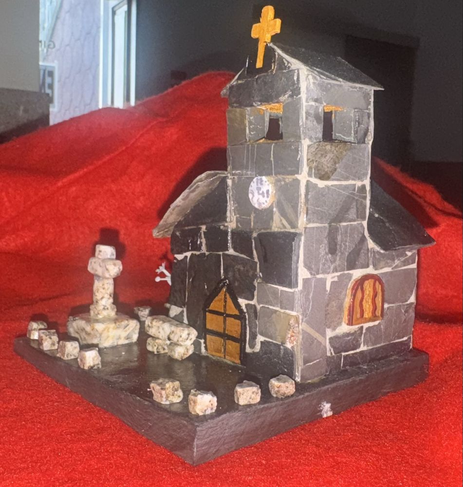 Igreja miniatura com varios tipos de pedra