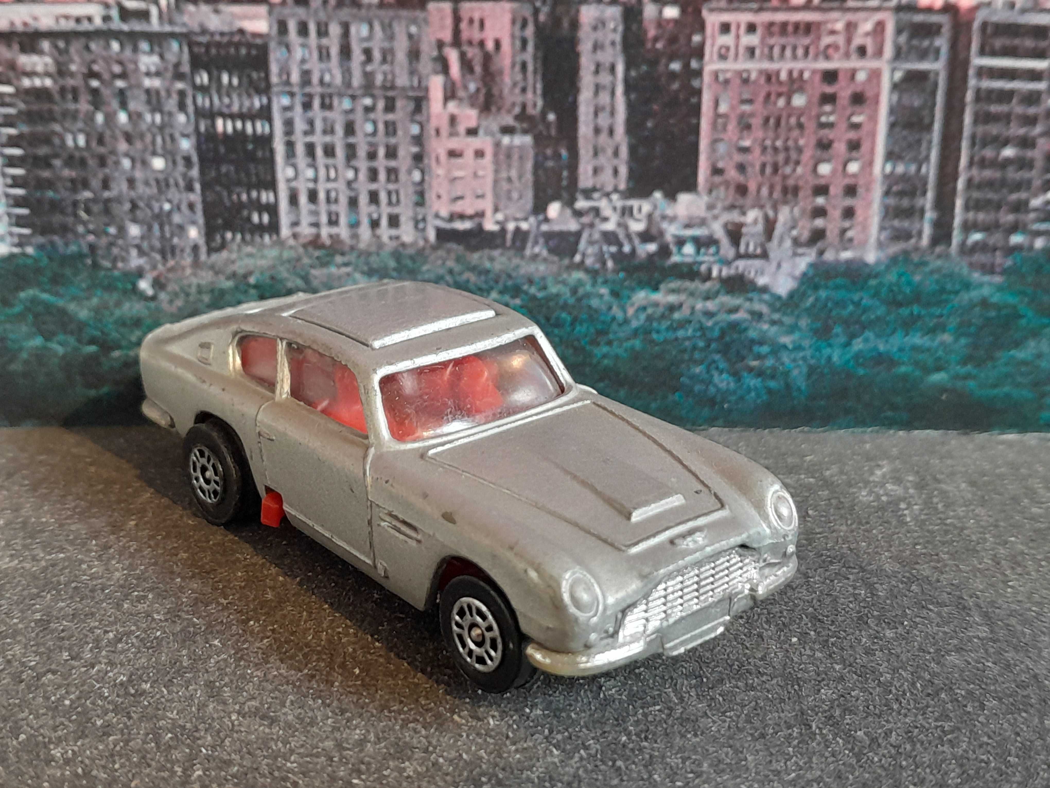 Stary resorak Corgi 007 James Bond Aston Martin DB6 1976 Glidrose &Eon