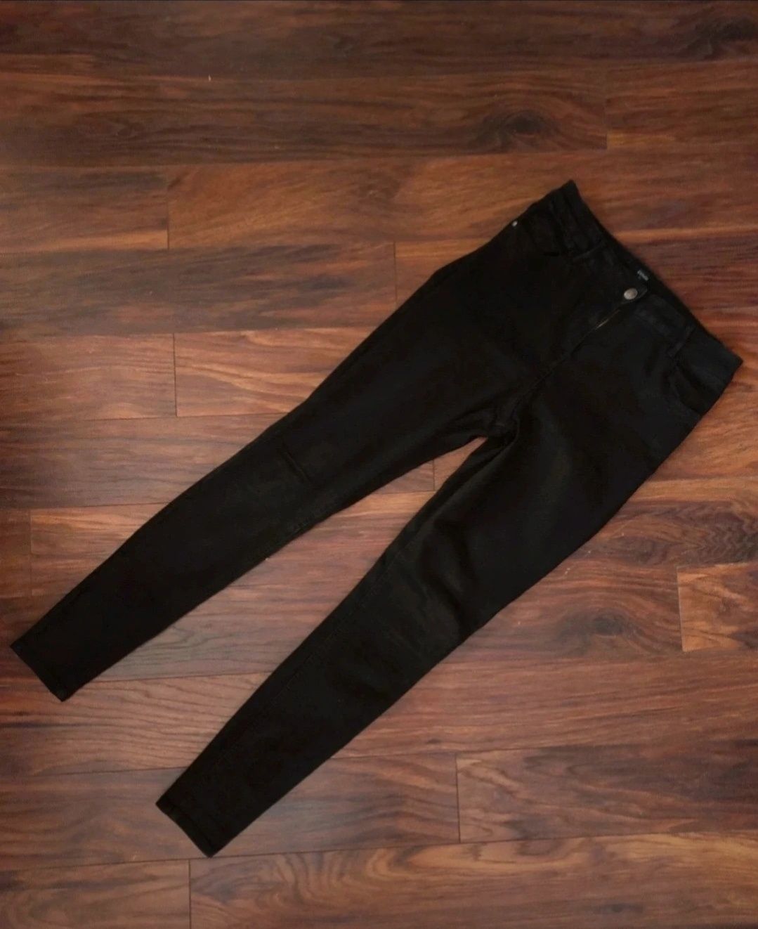 Czarne jeansy rurki z wysokim stanem