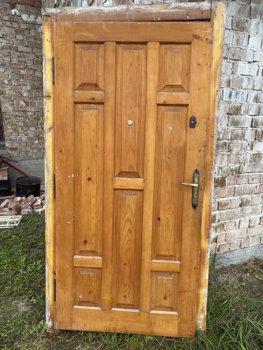 Вхідні деревяні двері з рамою