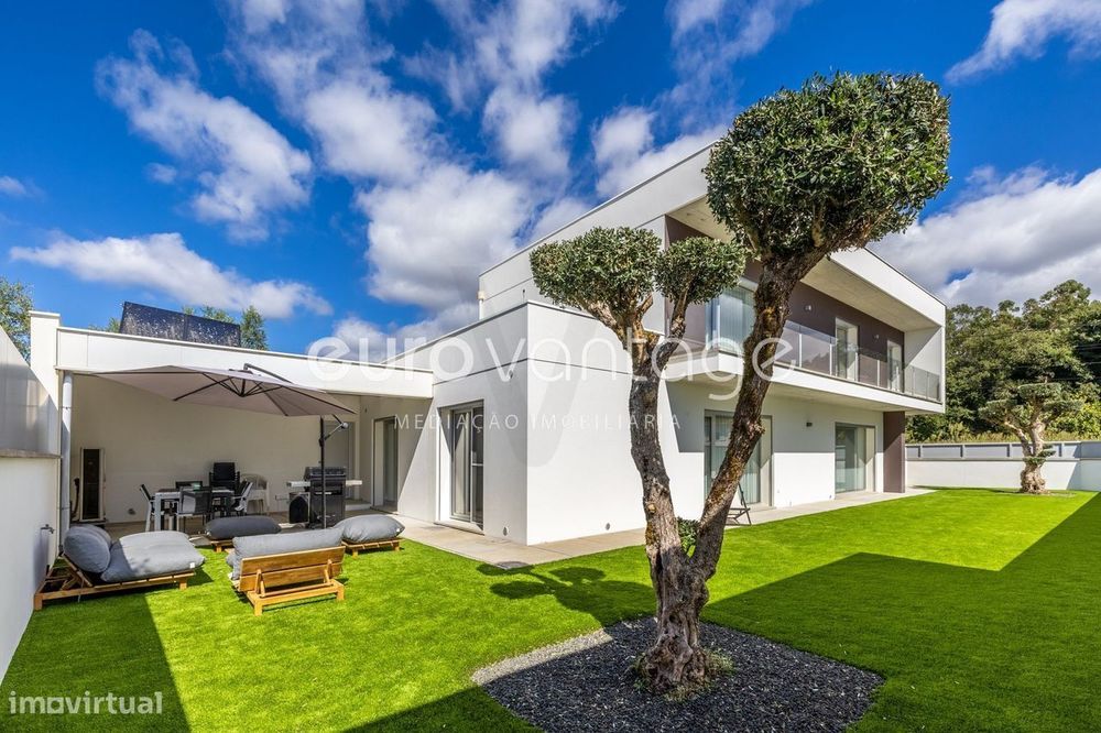 Moradia T4 em Ortigosa – Elegância, Conforto e Modernidade