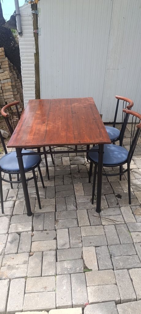 Mesa com 4 cadeiras