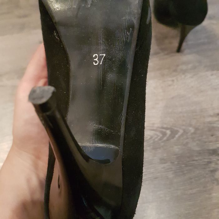 Czarne czółenka zamszowe