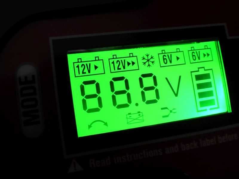 Prostownik 6 i 12V 4A automatyczny z wyświetlaczem LCD  1,2-120A