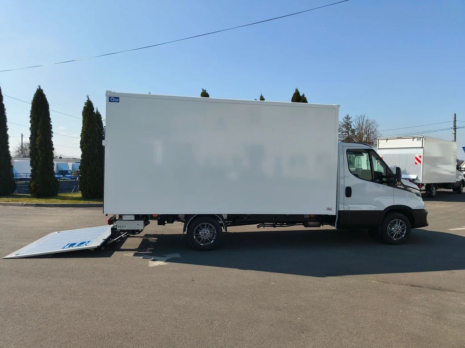 Iveco Daily  Zabudowa kontenerowa 4400 x 2150 x 2100 z windą / Blyss /