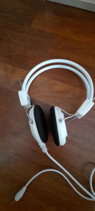 Phones brancos semi novos