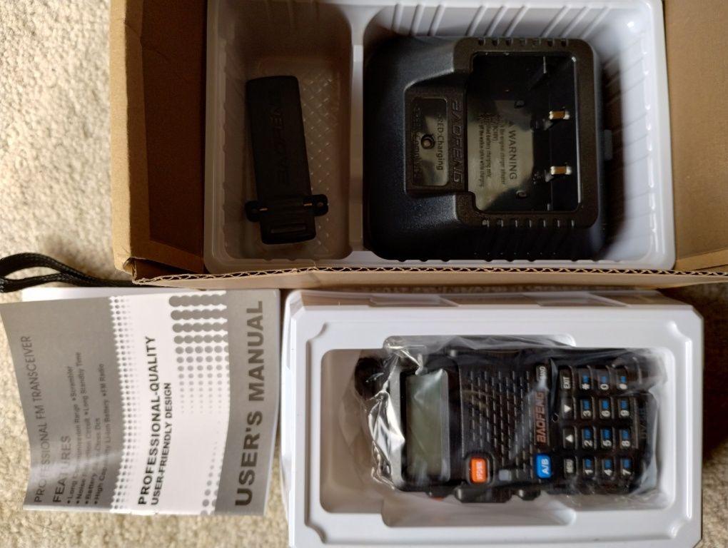 Radiotelefon Baofeng UV 5R fabrycznie nowy folia na wyświetlaczu.