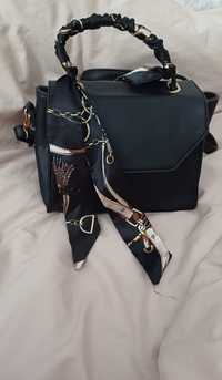 Чорна сумочка з хусткою