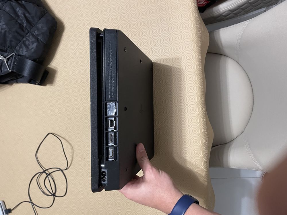 Vendo PS4 Slim, a funcionar perfeitamente.