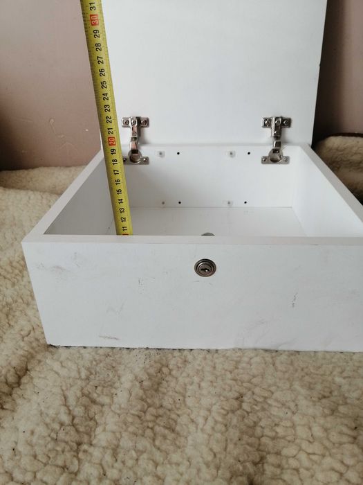 Szafka wisząca na leki lekarstwa zamykana apteczka domowa biała