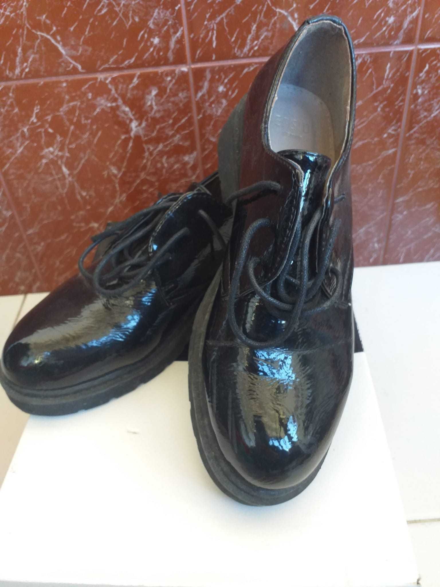 Sapato preto de de verniz senhora