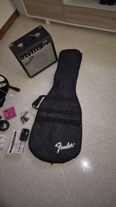 Guitarra Squier Fender e amplificador Fender 15G