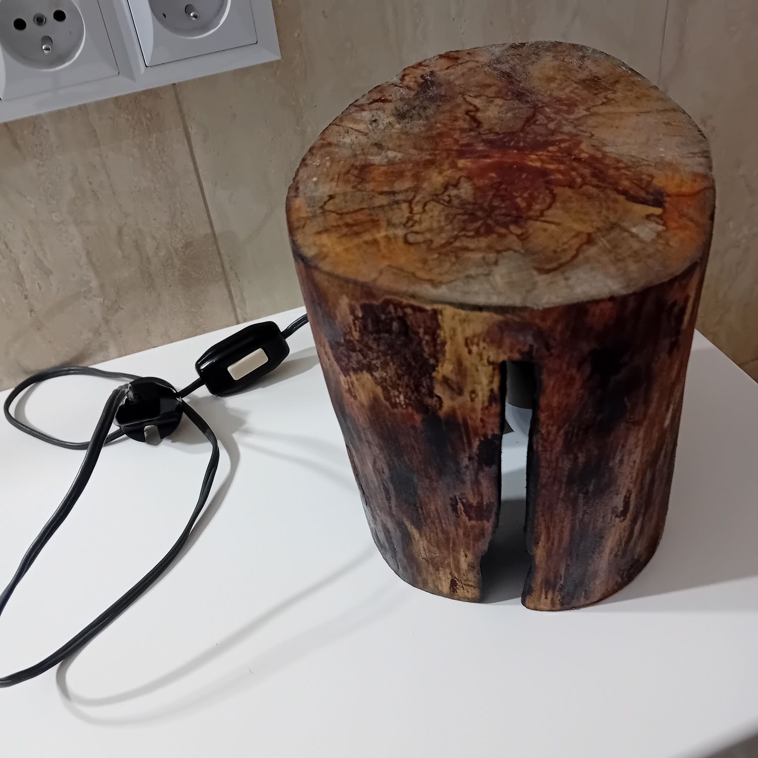 Lampka nocna z drewna piękna