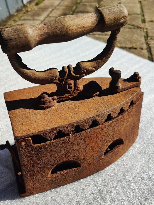 Stare żelazko na węgiel