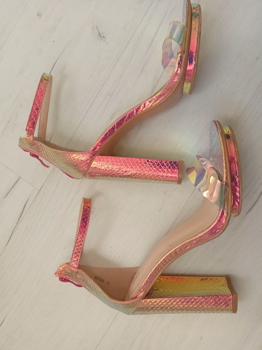 Holograficzne buty na słupku 41