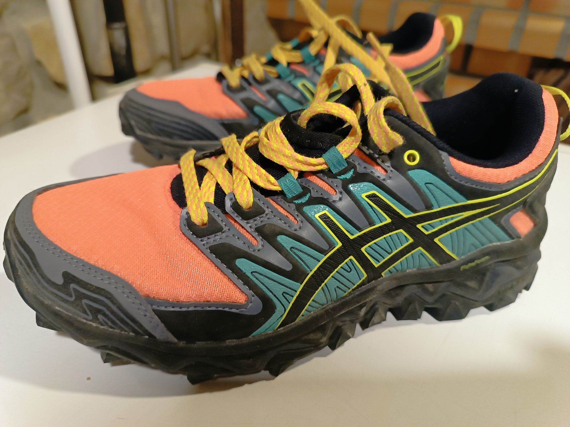 Tennis ASICS para trail, com pouco uso número 37