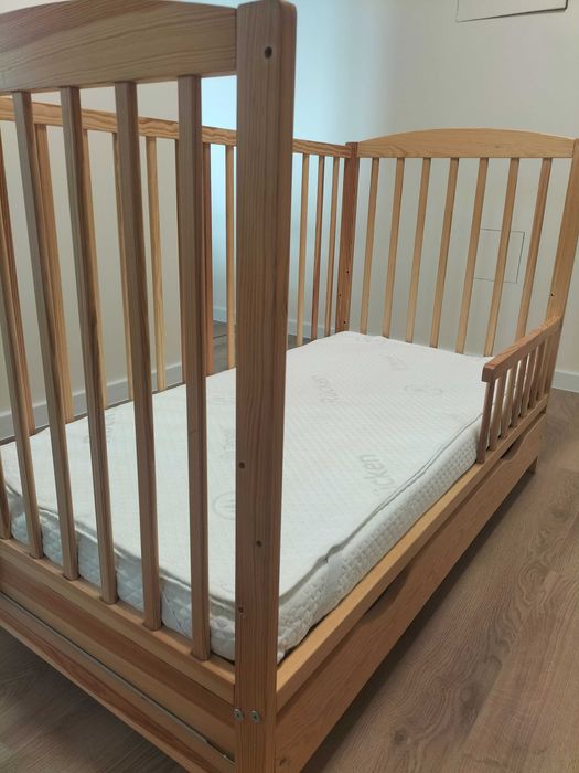 Łóżeczko dziecięce z materacem