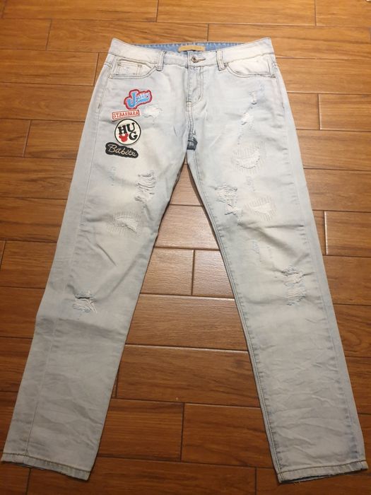 Jasne spodnie jeansowe typu boyfriend z naszywkami rozm 38

39,90 zł