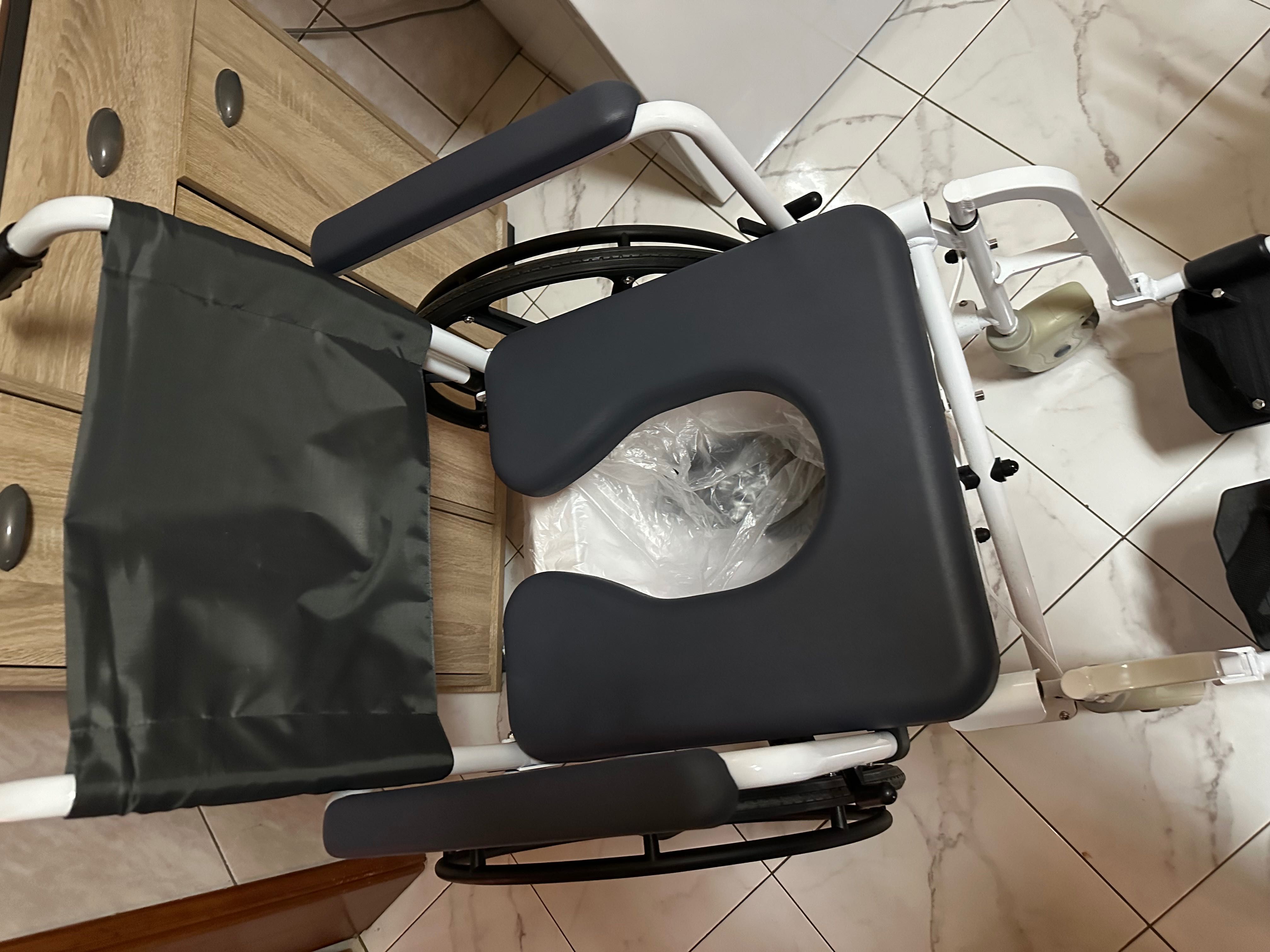 Cadeira de rodas com sanitário