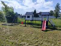 Plac zabaw - huśtawki, domek, zjeżdżalnia, ścianka wspinaczkowa