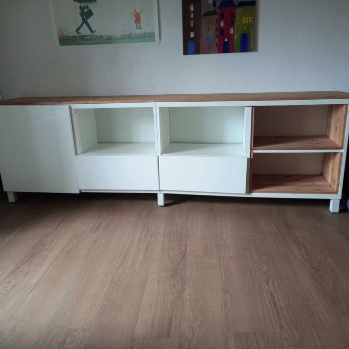 Aparador moderno com acabamento em madeira 240x75x40cm