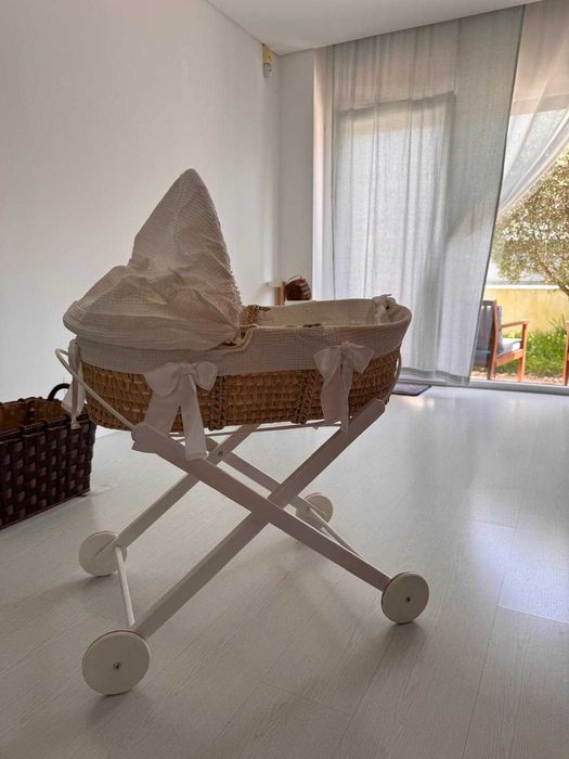 Alcofa para bebé, com suporte em madeira