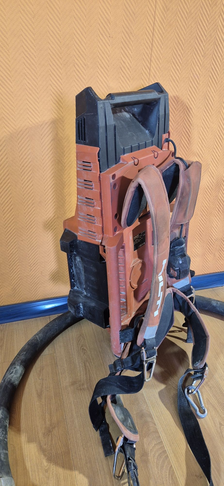 Hilti NCV 10-22 NURON akumulatorowy plecakowy wibrator do betonu