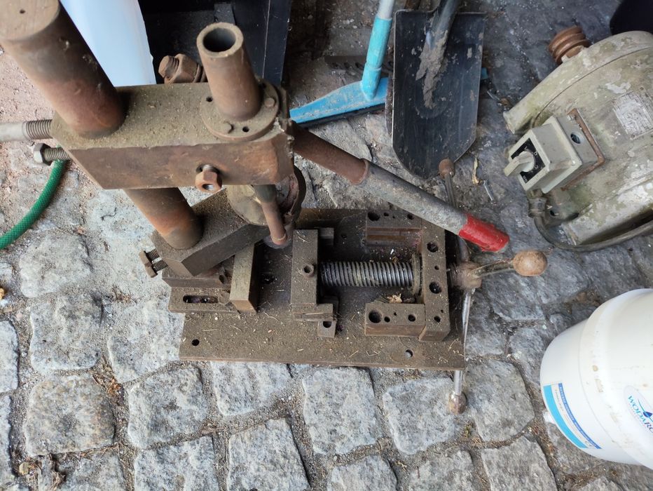 Stara prasa ręczna, imadło, wtryskarka