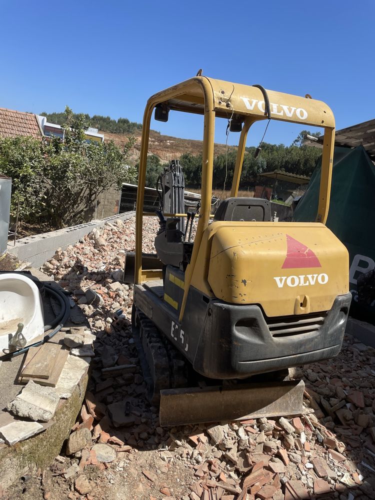 Vendo mini giratoria com tres baldes e um ripar