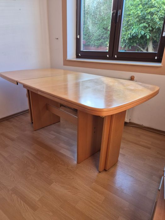 Stół drewniany z krzesłami